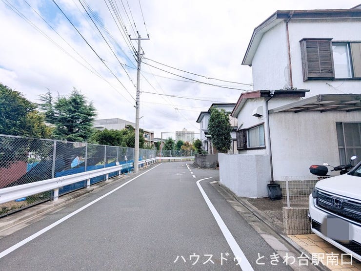 前面道路は幅員約6mの公道に面しており、お車の出し入れもスムーズな開放感のある立地です。建築条件はございませんので、お好みのハウスメーカーでこだわりの自由設計によるマイホーム建築が可能です。