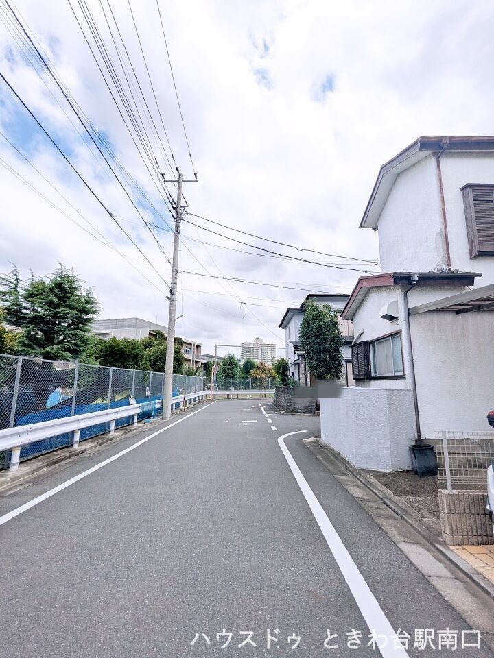 2面が道路に接する角整形地のため、採光や通風を考慮した設計の自由度が広がります。約24.59坪の敷地面積を活かし、ご家族のライフスタイルに合わせたプランニングをじっくりとご検討いただけます。