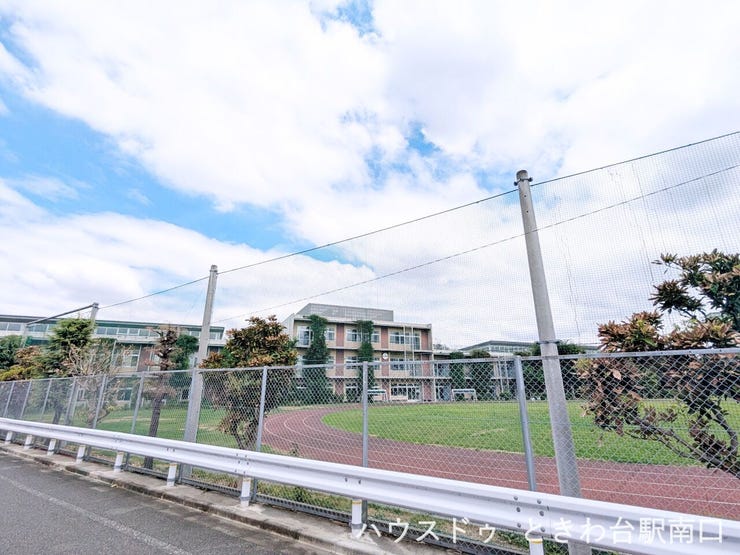 物件周辺は視界を遮る高い建物が少なく、開放的な空が広がる住環境です。コンビニやスーパー、病院などの生活利便施設が徒歩圏内に揃っており、日々の暮らしを支える充実した周辺環境も大きな魅力です。