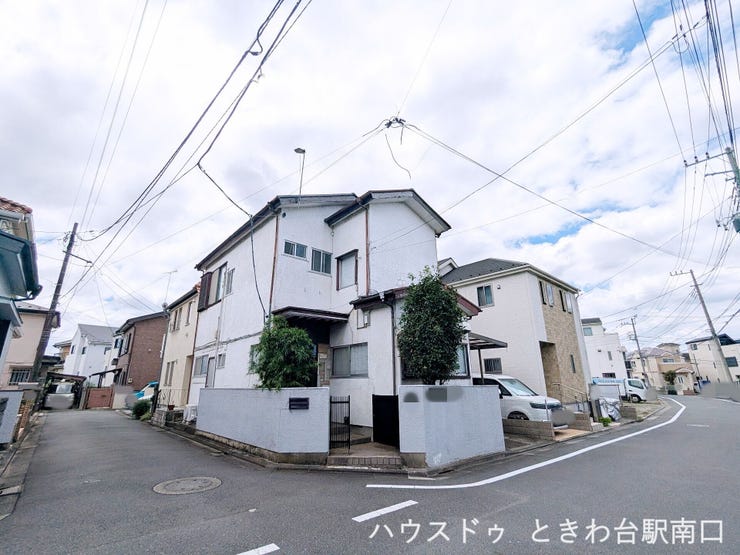 【外観】
北側と東側の二面に面した開放的な角地です。81㎡超のゆとりある敷地は、建築条件がないため、お好みのハウスメーカーで思い描いた住まいを自由に形にできます。