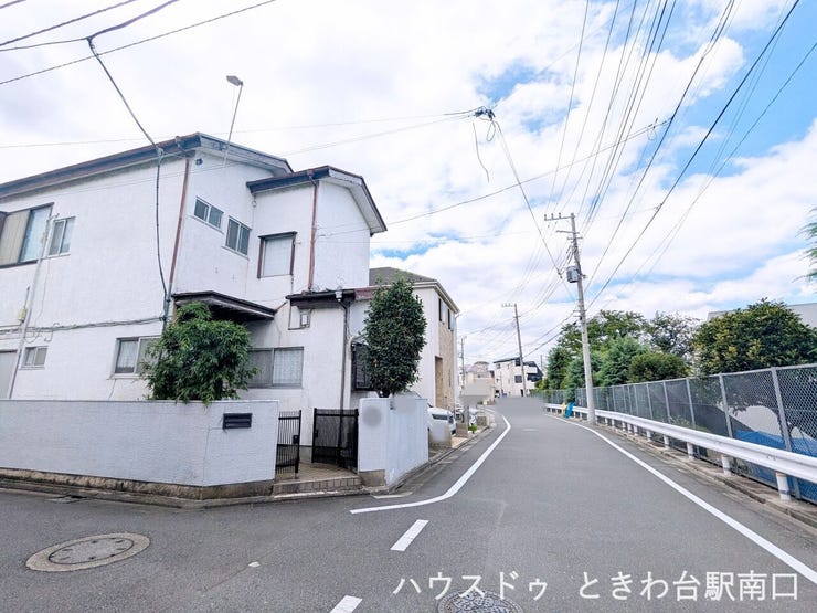 北側は約6.0mの広い公道に面しており、お車の入出庫もスムーズに行えます。二方道路に面した開放感のある立地で、日当たりや通風を考慮した心地よい設計が可能です。