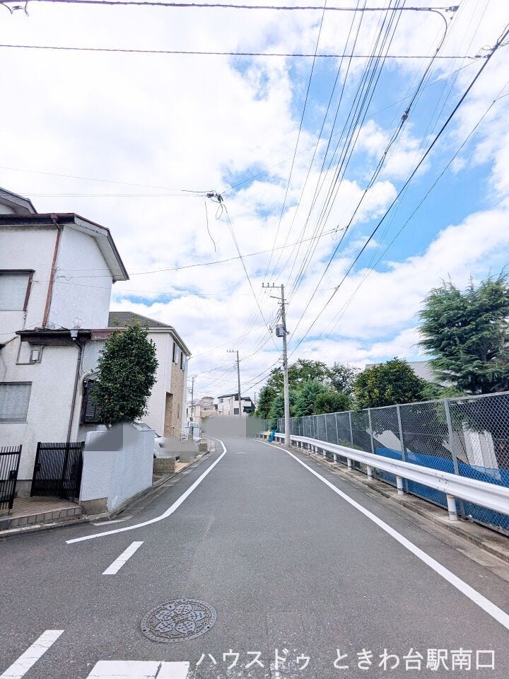 周辺は落ち着いた住宅街で、穏やかな住環境が魅力です。都営三田線と東武東上線の2駅2路線が利用でき、都心へのアクセスも良好な利便性の高い立地にあります。