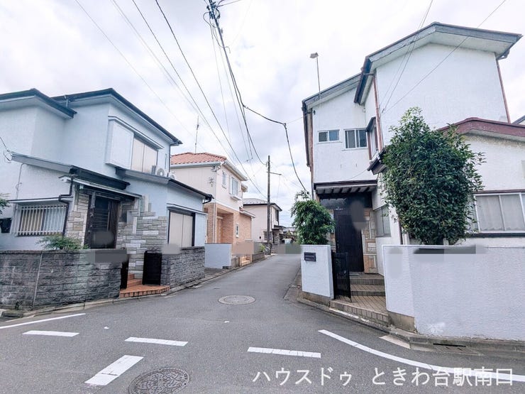 角地の利点を活かして、プライバシーを確保したプランニングが検討しやすい物件です。徒歩圏内には買い物施設や病院も揃い、日々の生活を支える環境が整っています。