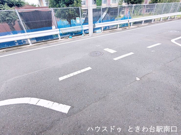 北側は約6mのゆとりある公道に面しており、お車の出し入れもスムーズに行えます。視界を遮るものの少ない開放的な立地で、落ち着いた住環境でのびのびとした暮らしを検討いただけます。