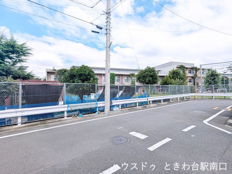 都営三田線「西台」駅と東武東上線「東武練馬」駅の2駅2路線が利用可能です。前面道路は幅員にゆとりがあり、空が広く感じられる開放的な住まいづくりを叶えることができる立地条件です。