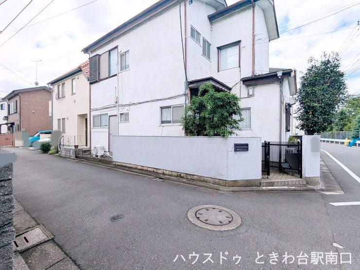 北側約6m公道と東側約4m道路に接する角地のため、日当たりや通風を確保しやすいのが特徴です。80平米を超える敷地面積を活かし、周囲の視線を配慮したゆとりある設計をご検討いただけます。