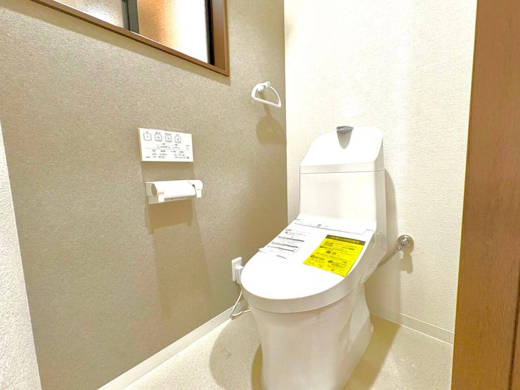 トイレ:温水洗浄便座付きのトイレです。窓があるため、自然換気が可能です♪