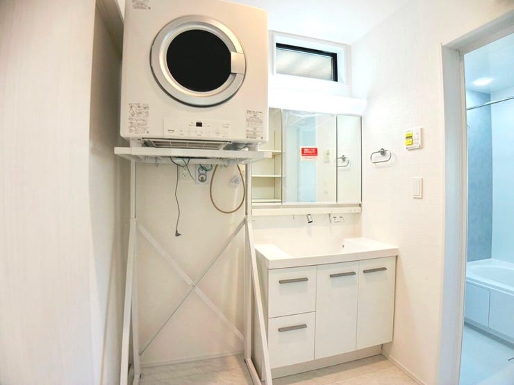 ◎ガス衣類乾燥機(8/8撮影)
「乾太」くんが標準装備!
です。ガスのパワフルな温風で5kgの洗濯物を約52分で乾燥でき、電気式に比べて約3分の1の時間で家事を大幅に時短できるのが特徴です。