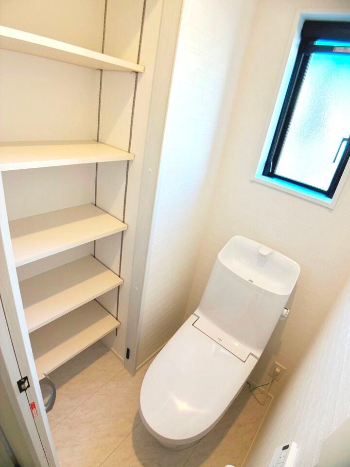◎トイレ(8/8撮影)
1・2階ともにウォシュレット付!2か所トイレがございますので、朝のトイレ渋滞も解消!
1・2階どちらにも収納付!