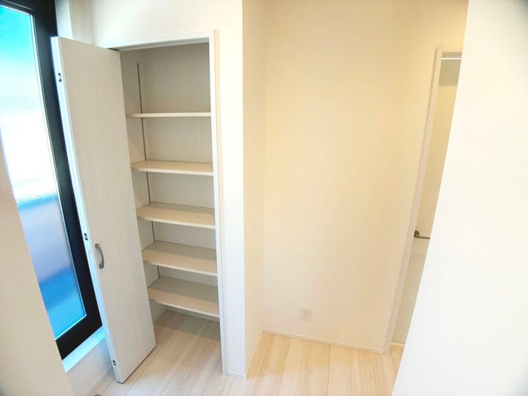 ◎2階廊下収納(8/8撮影)
2階のトイレ前にも収納付!
収納内は可動棚になっているので使う用途に合わせて高さを調節できます!