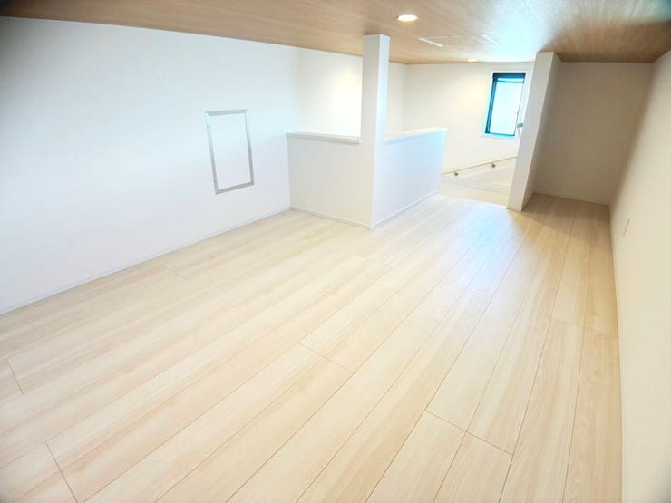 ◎小屋裏収納(8/8撮影)
2階から3階へ上がると広々とした小屋裏収納付♪
季節物の荷物や各居室に入らなかった物も綺麗に収納可能です◎