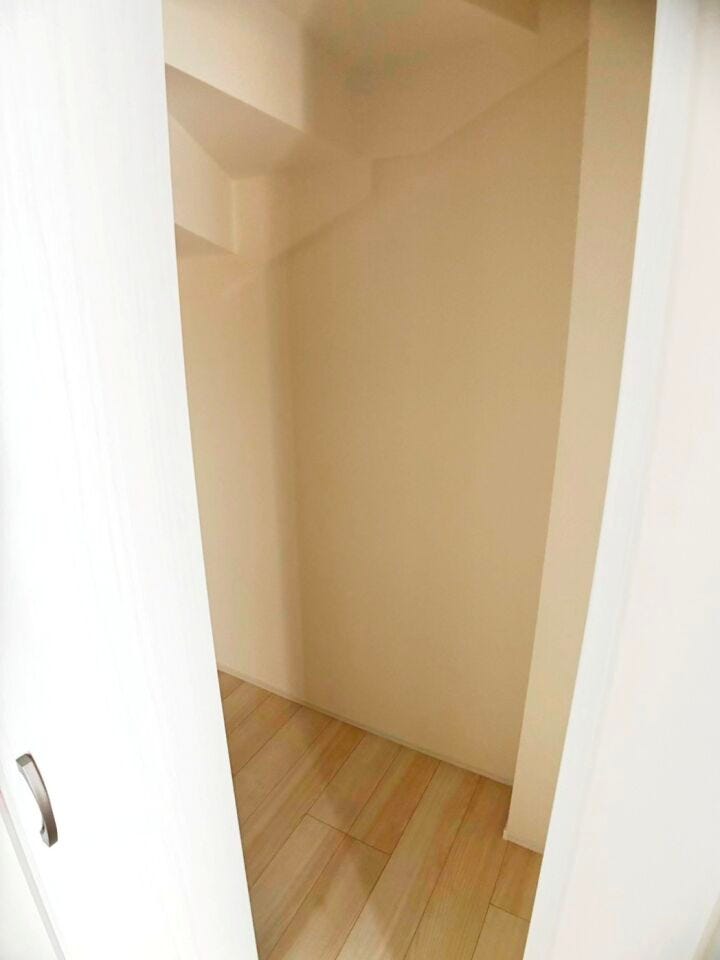 ◎玄関横収納(8/8撮影)
お掃除用具や季節物の家具・家電などの収納に便利なスペースです!玄関近くにあるので緊急時の災害用バッグの保管などにも便利です!