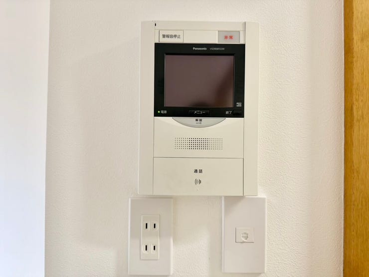 TVモニター付きインターホンで、お部屋の中から訪問者が確認できます!声だけでなく顔も見えるので、セキュリティ面でも安心感がありますね♪