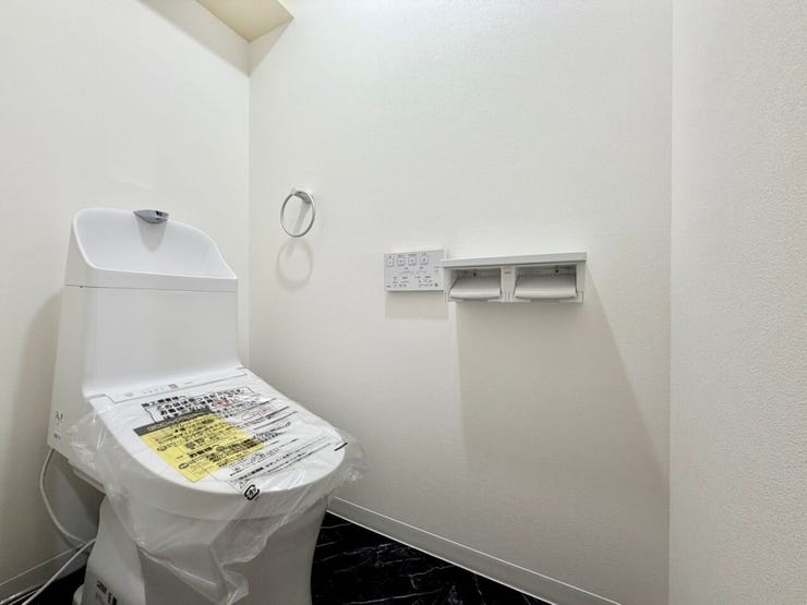 上部に棚付きのトイレは新品に交換済みです♪