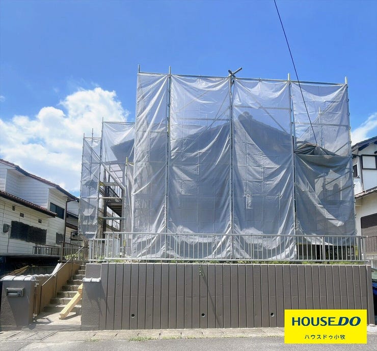 【外観】
【小牧市小牧5丁目】
駐車場完備の4LDK!
全室6帖以上ので、大きな家具を置いてもゆとりある間取りです♪
本庄小学校まで徒歩6分、コンビニまで徒歩11分と暮らしやすい立地なのも嬉しいポイント♪