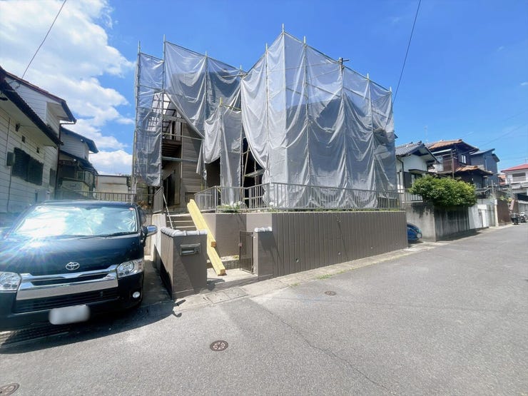 【南向きの土地】
南向きの土地は陽当たりが良く一日を通して明るく暖かな光が差し込みます!
家族が集まるリビングも明るく過ごしやすく、日中は電気をつけずとも明るいこともあり電気代の節約にもなります♪