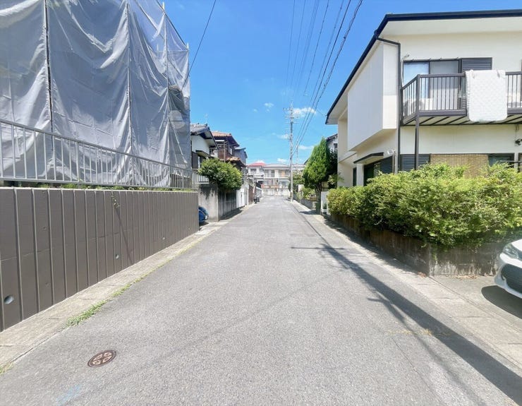 【前面道路】
前面道路が広いため運転がしやすく、日々の交通ストレスが軽減されます!
また家の前が建物などで遮られることがなく、日当たりが良くなり、家全体が明るい印象を受けます!