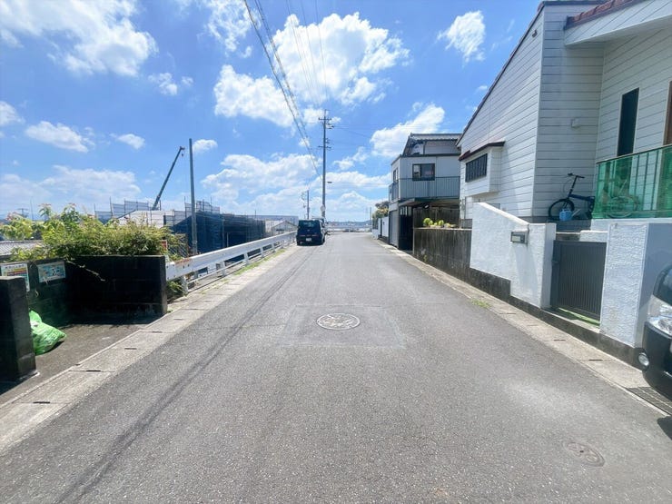 【前面道路】
前面道路が広いため大きな車の方でも車の出し入れがしやすく、駐車もスムーズ♪
見通しが良いため安全性も高まります!
お子さまのいるご家庭でも安心して暮らせる快適な住環境です!