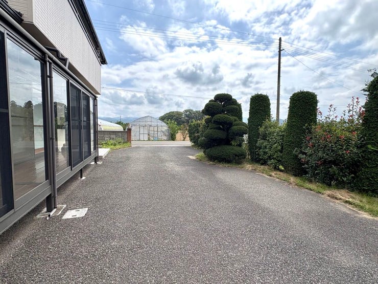 アスファルト舗装がなされていて雨の日でもぬかるみません