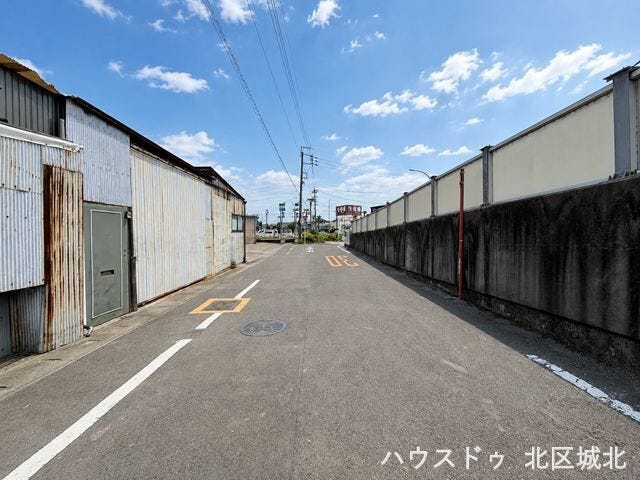 【南側前面道路】
道路幅にゆとりがあるので、車種を選びません。大きめの車に乗りたい方にもオススメです。
