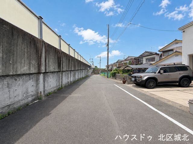 【南側前面道路】
引っ越しトラックなど大きな車も余裕をもって通行することができます。
