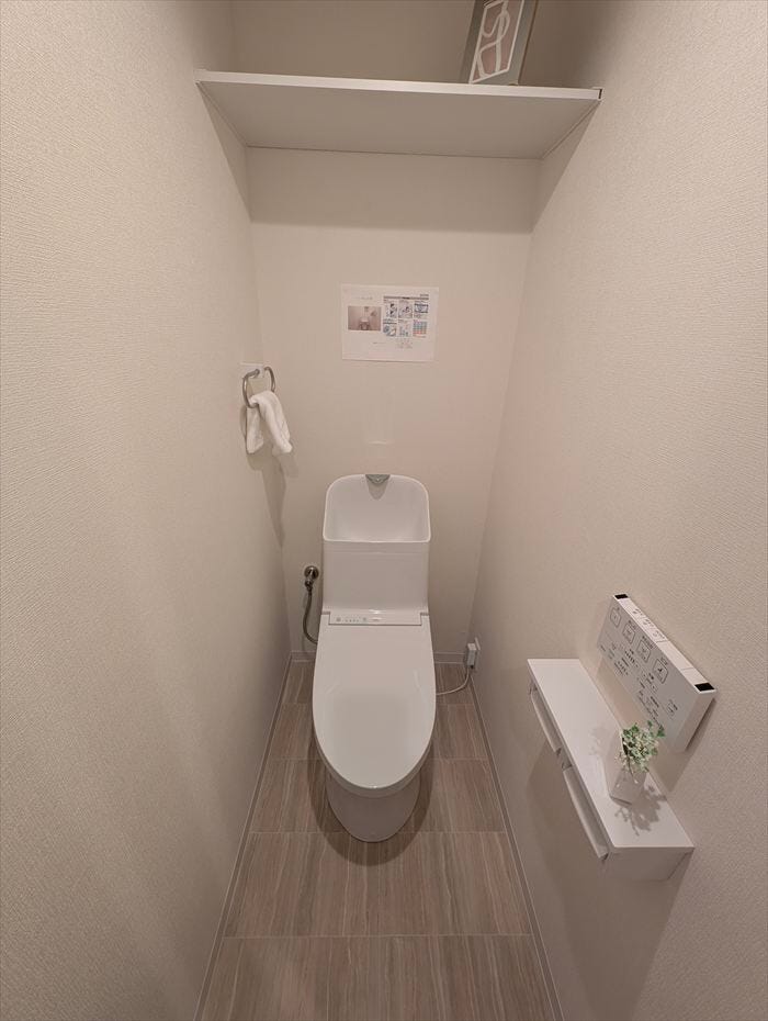 トイレには快適な温水洗浄便座付