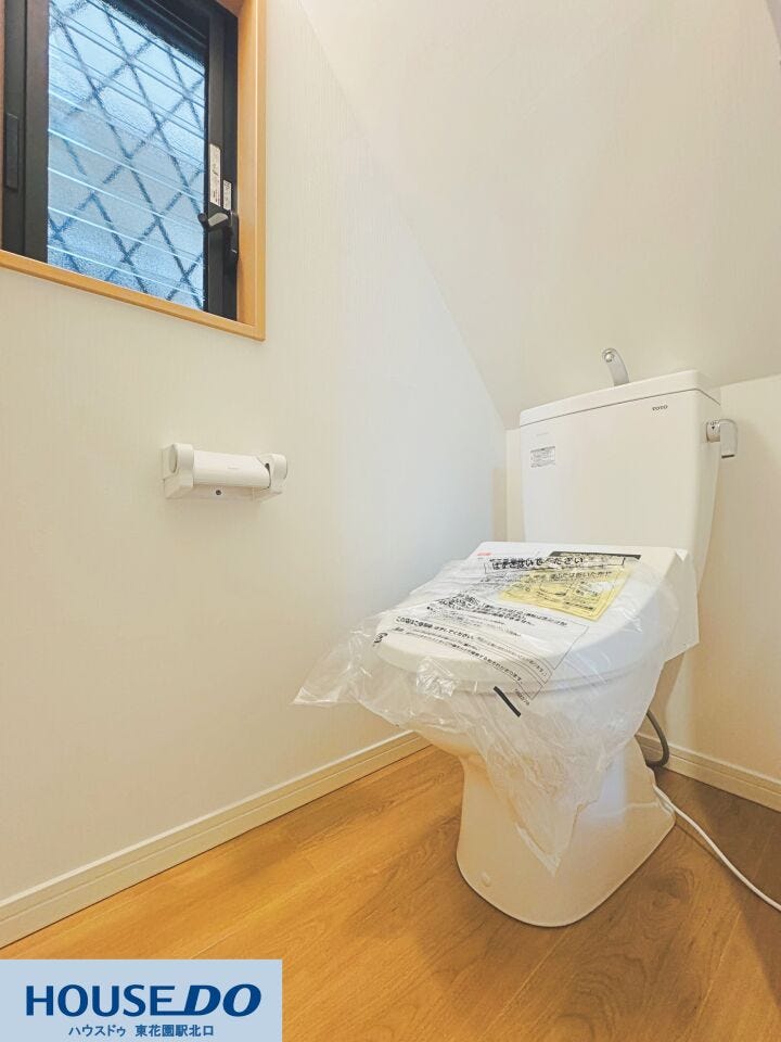 小窓から光が差し込む清潔感のあるトイレです!手洗い付きタンクで使い勝手も良好♪温水洗浄便座がついており快適に過ごせます☆