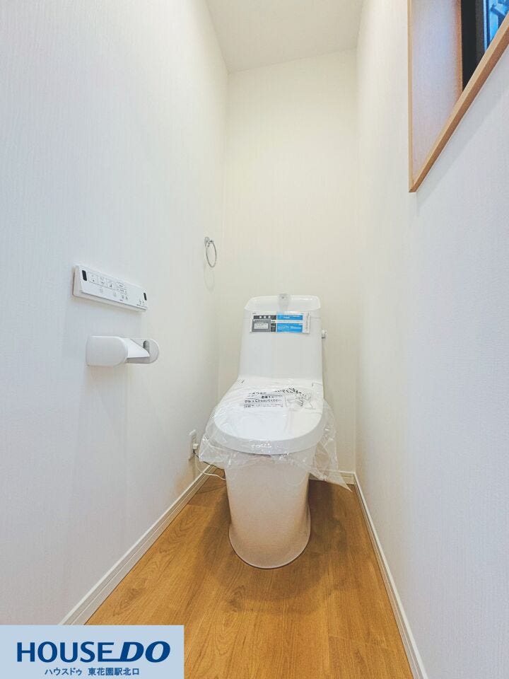 白を基調とした爽やかな印象のトイレです!温水洗浄便座や壁掛けリモコン付きで操作もスムーズ♪清潔で居心地の良い空間です☆