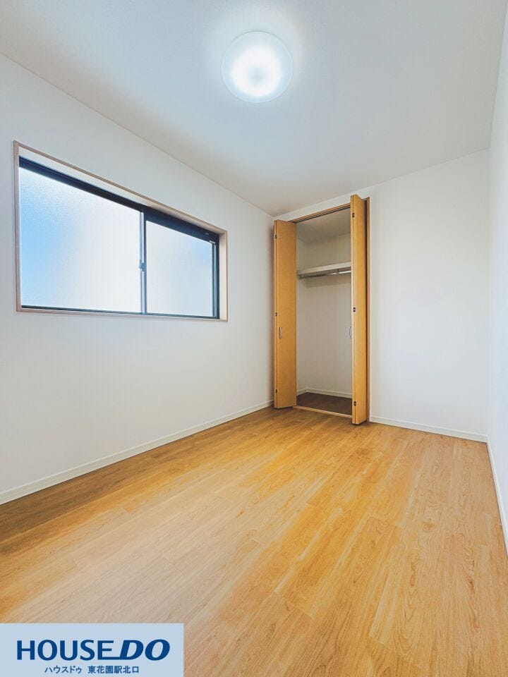 大容量のクローゼットを備えた洋室です!衣類や荷物をすっきり収納できるため、お部屋を広く使えます♪明るい採光も魅力的☆