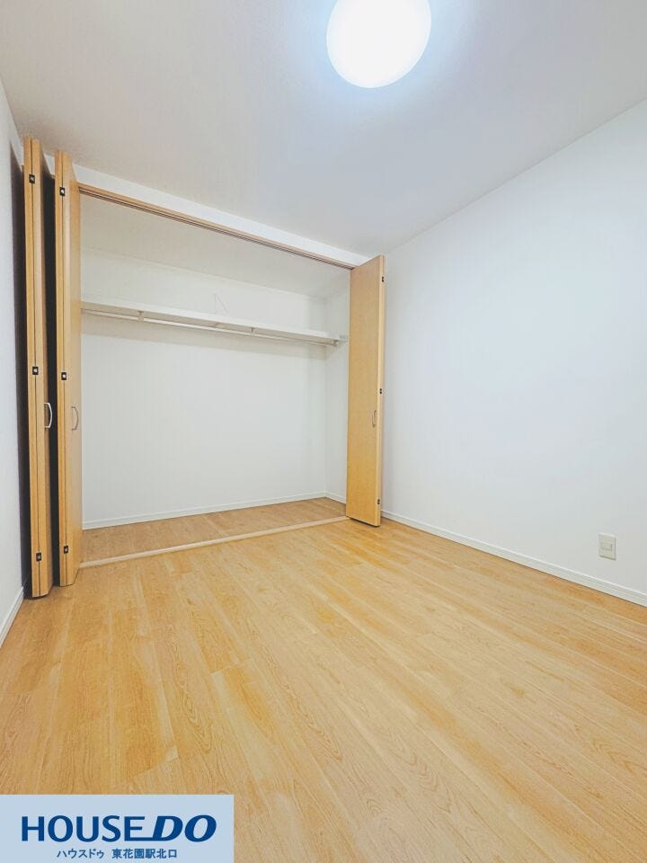 壁一面に広がる大きなクローゼットが魅力!丈の長い服も折らずに掛けられます♪荷物をすっきり隠して、部屋を広く使いたい方にぴったり☆