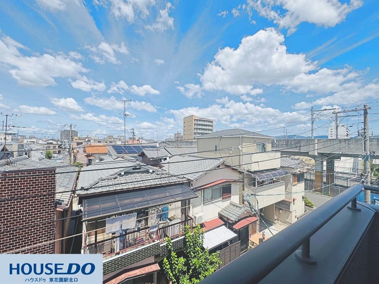 青空が広がる解放感あふれる高層階からの眺望!前面に遮るものがなく、心地よい風と陽光が吹き抜けます♪毎朝気持ちの良い景色で一日をスタートできます☆