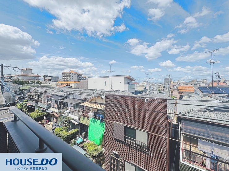 バルコニーから青空が広がる開けた眺望!周辺は落ち着いた街並みで、日当たり・通風ともに良好♪心地よい風を感じながら爽やかな朝を迎えられます☆