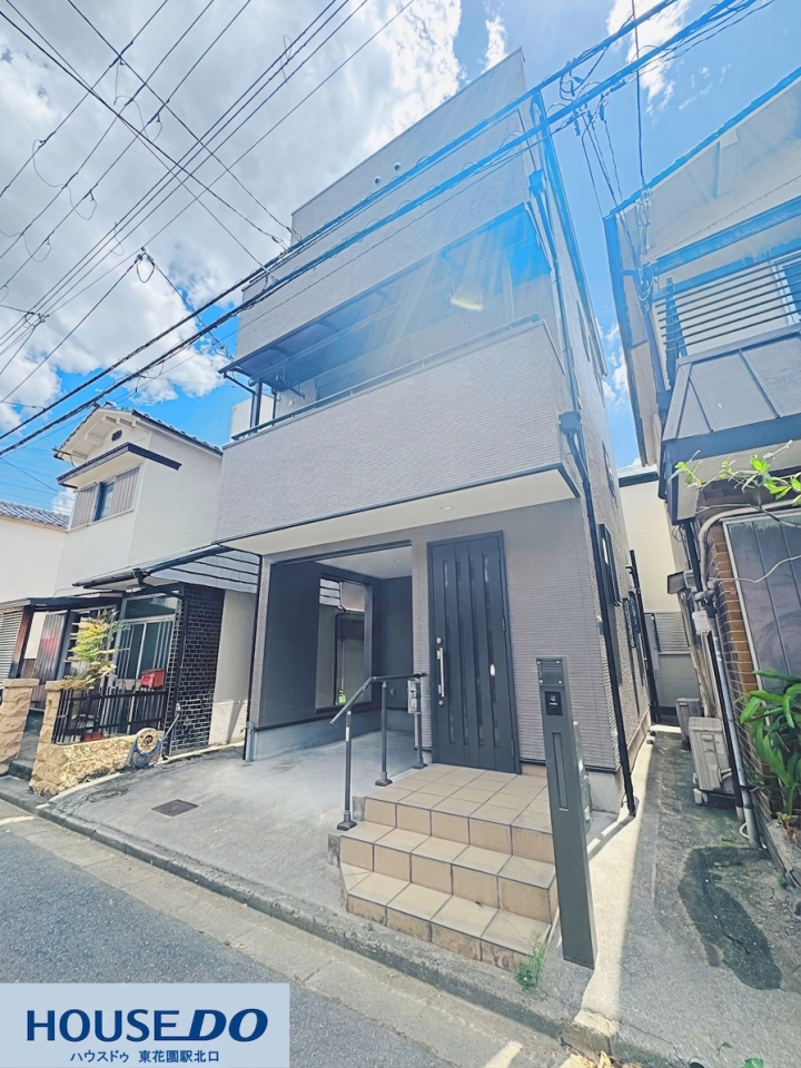 モダンでシックな外観が目を惹く3階建て住宅!雨の日の愛車の乗り降りや荷物の搬入に便利なビルトインガレージ付き♪アプローチには手すりも設置された安心設計です☆