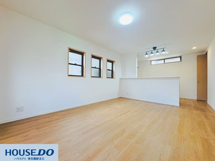 木の温もりを感じる、明るいお部屋です!窓が多く、心地よい風が吹き抜けます♪壁一面が白いので、プロジェクターで映画鑑賞も楽しめそう☆