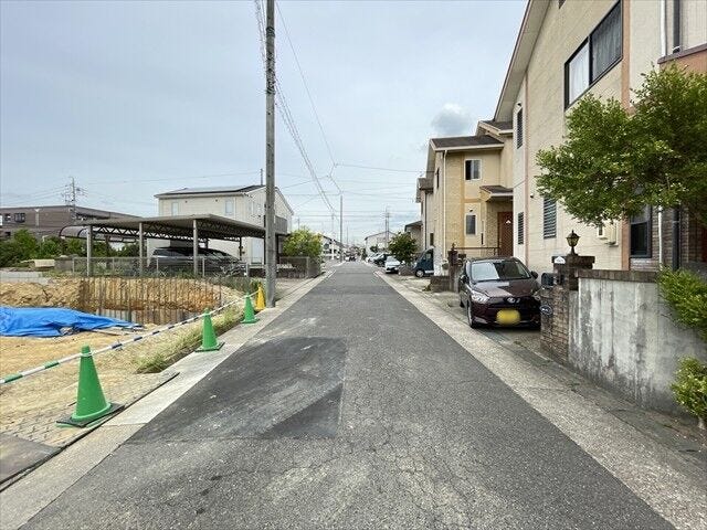 幅員約6mの前面道路です。道路幅が広いので、向かいの住宅とも距離があるため日当たりも確保しやすいです。