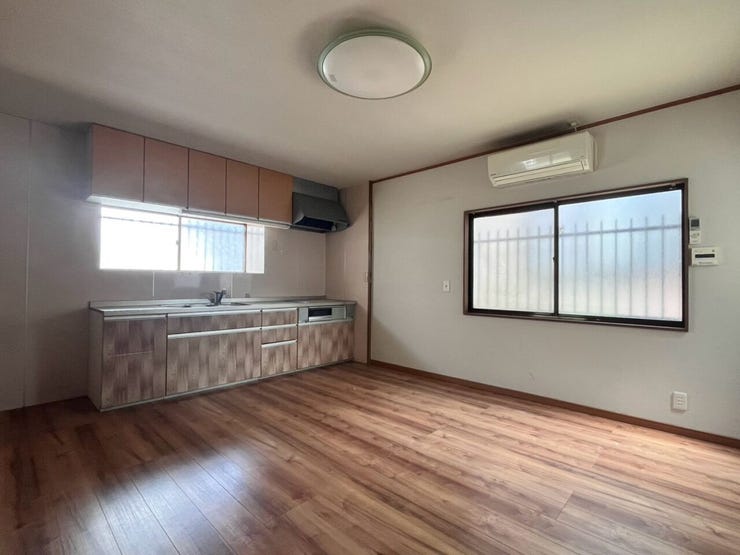 キッチンの広めの窓からの自然光が部屋の明るさを強調させてくれます♪