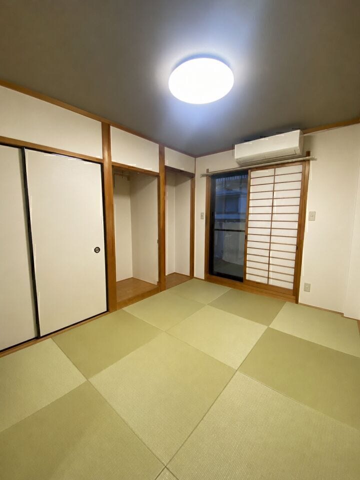 畳の柔らかな質感と障子越しの光で落ち着いた雰囲気に♪
※AIによる家具消し修正をしております。