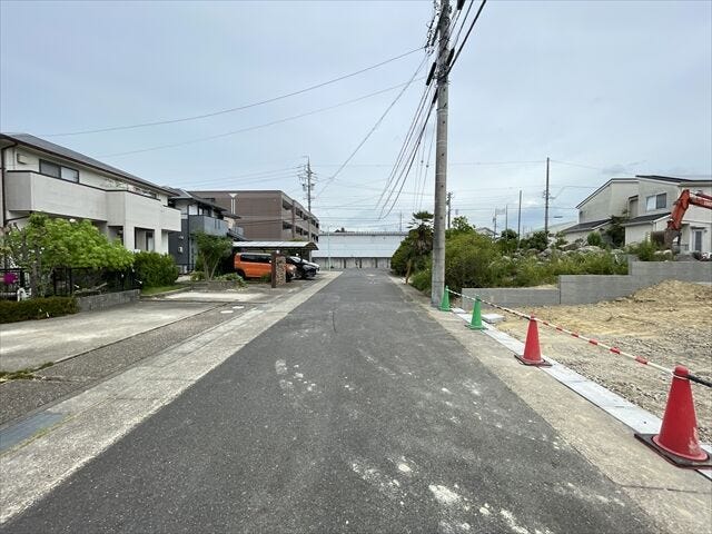 幅員約6mの前面道路です。道路幅にゆとりがあるので、車種を選びません。大きめの車を乗りたい方にもオススメです。
