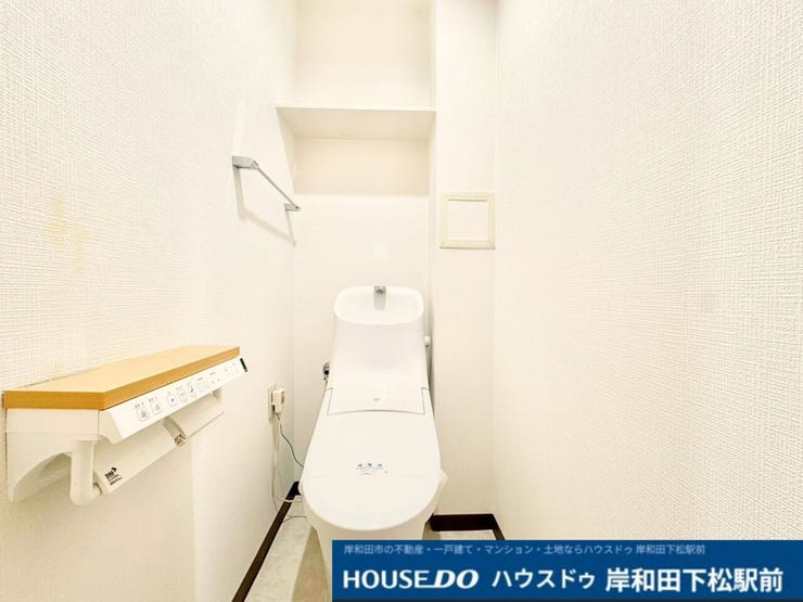 すっきりと清潔感のあるホワイト調で統一された、落ち着きのあるトイレ空間です。便利なペーパーホルダーやタオル掛けが備わっており、毎日快適にご利用いただけます!