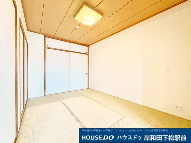 心落ち着く柔らかな雰囲気の和室です。客間やお子様の遊び場、リラックススペースとしても重宝します。押入などの収納も備わり、すっきりと機能的にお使いいただけます!