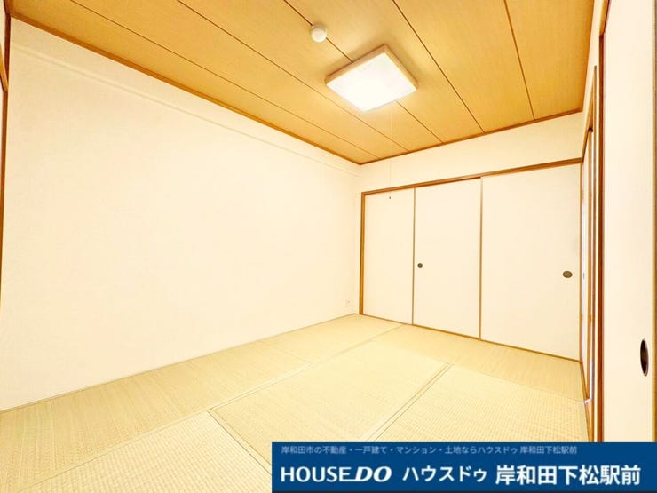 心地よいイ草の香りと温もりを感じられる和室です。客間やお子様の遊び場、くつろぎのスペースなど多目的にご活用いただけます。収納もしっかり備わり実用的です!