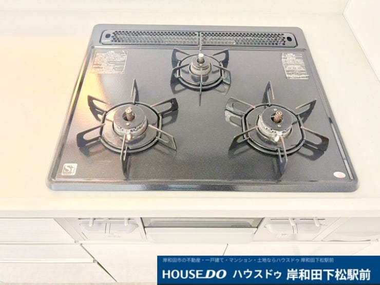 同時に複数の料理が効率よく作れる便利な3口コンロです。お手入れがしやすくすっきりとしたデザインで、毎日の家事や本格的なお料理も快適に楽しめる機能的な仕様です!