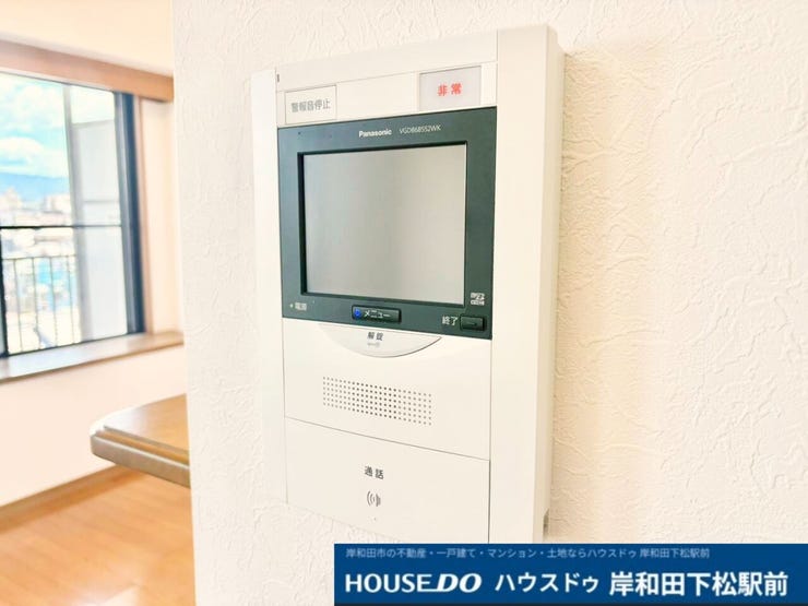 来訪者を映像と音声でしっかりと確認できる、安心のTVモニター付インターホンです。ご家族の安全を守る防犯面はもちろん、不審者の侵入を防ぐ頼もしい機能的な設備です!