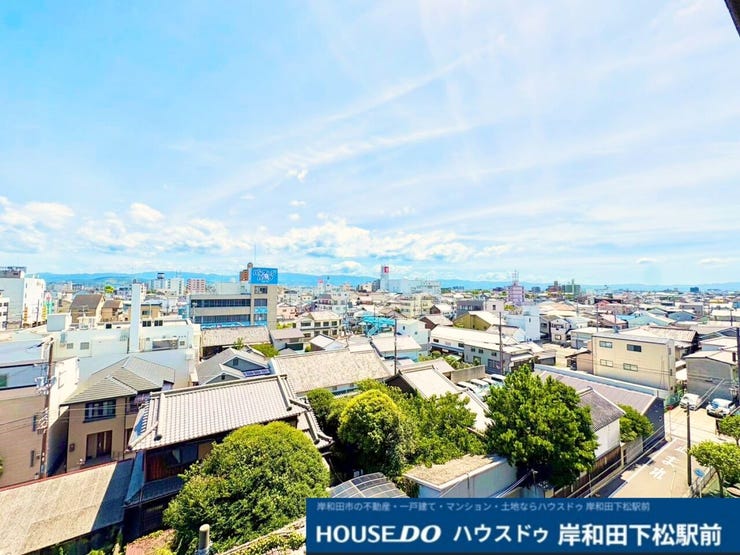 青空が広がり、開放感あふれる素晴らしい眺望が楽しめるロケーションです。心地よい陽光と風を感じながら、遮るものの少ない見晴らしの良い景色を毎日ご堪能いただけます!
