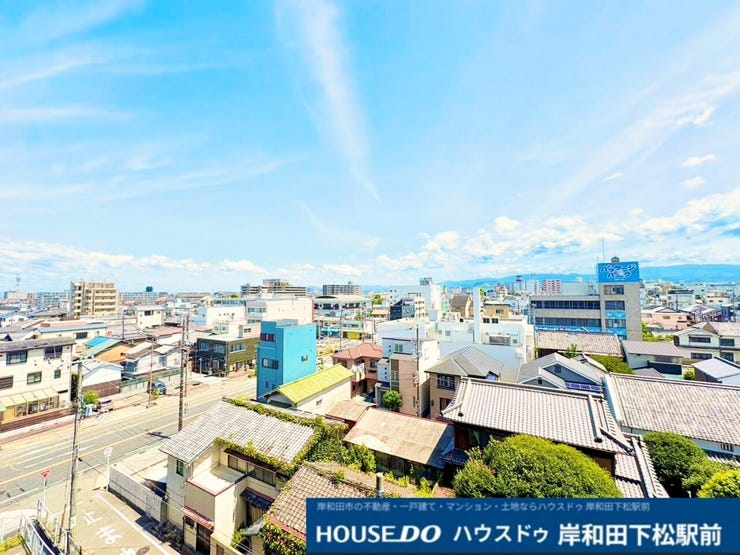 青空が広がり、開放感あふれる素晴らしい眺望が楽しめるロケーションです。心地よい陽光と風を感じながら、遮るものの少ない見晴らしの良い景色を毎日ご堪能いただけます!
