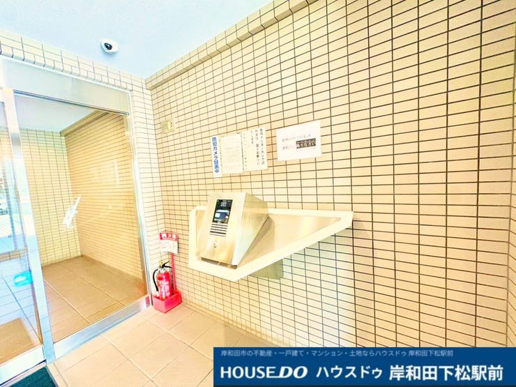 温かみのあるタイル貼りで綺麗に手入れされたエントランスです。オートロックが備わっており、居住者の安全を守る安心のセキュリティ体制で快適な毎日をサポートします!