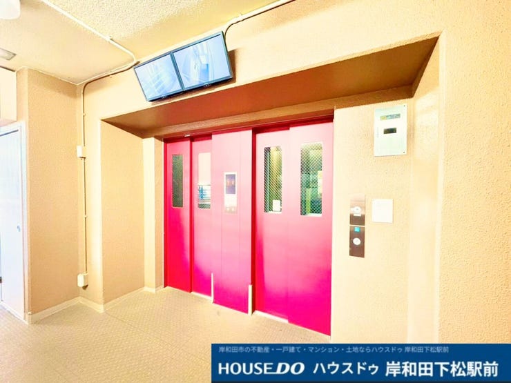 鮮やかなピンク色の扉が目を引く綺麗に管理されたエレベーターホールです。お荷物の多い日や小さなお子様連れ、ご高齢の方でも安心してスムーズにお部屋へ移動できます!