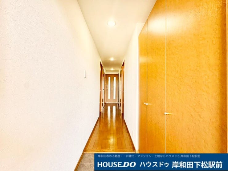 木の温もりを感じさせるすっきりと整った廊下です。各居室への動線がスムーズに繋がっており、収納スペースも備わっているため、室内をすっきりと保つことができます!