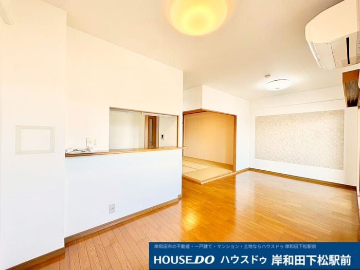 LDKは13.8帖とゆとりがあり、ご家族みんなでゆったりとおくつろぎいただけます。各居室や和室に収納スペースがしっかりと備わっており、室内をすっきりと広々と使える実用的な間取りです!