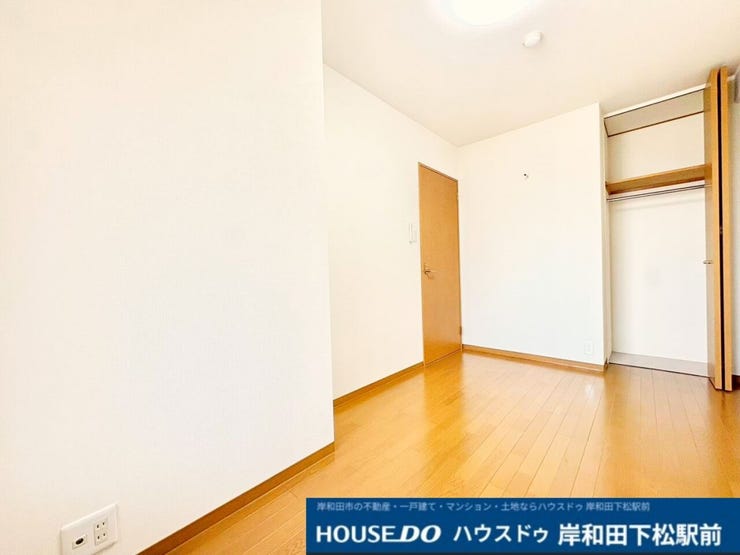木の温もりを感じさせる落ち着いた雰囲気の洋室です。クローゼットが備わっているためお荷物をすっきりと収納でき、居住スペースを広々と有効にご活用いただける空間です!